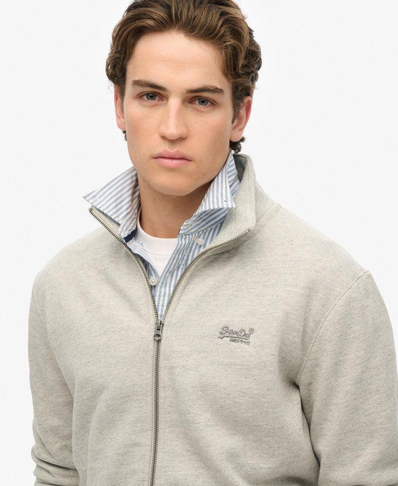 דוגמן לובש סווטשירט בז' עם ריצ'רץ' וסמל סופרדריי, אופנה CHOZEN, קבוצת אלפא