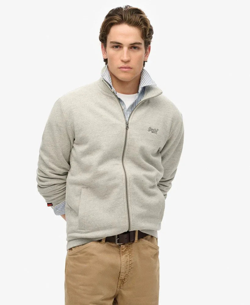 דוגמן לובש סווטשרט אפור ומכנסיים חאקי, אופנת גברים CHOZEN, רקע לבן