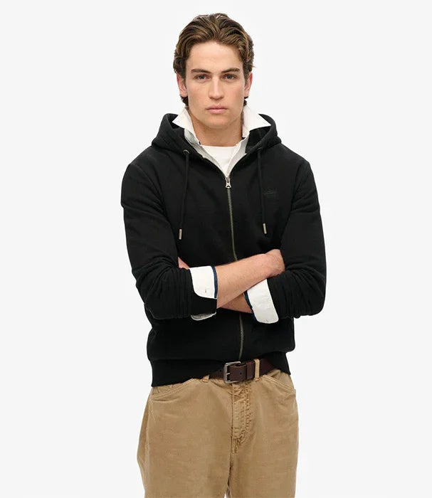 גבר צעיר לובש קפוצ'ון שחור על חולצה לבנה ומכנס בז', אופנה לגבר CHOZEN