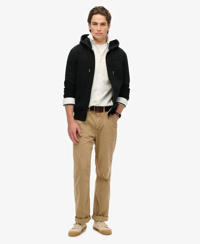 דוגמן לבוש קפוצ׳ון שחור, חולצה לבנה ומכנסיים בז׳, אופנת גברים CHOZEN