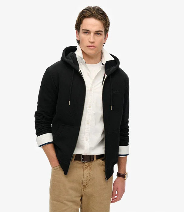 דוגמן לובש קפוצ'ון שחור, חולצה לבנה, מכנסי בז', אופנה מודרנית CHOZEN