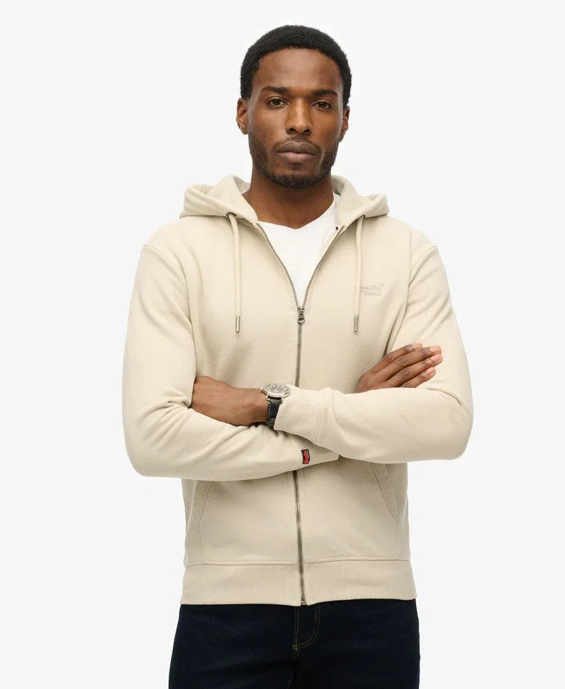 דגם גבר לובש קפוצ׳ון בז׳ קז׳ואלי CHOZEN, אופנה לגברים, צילום אולפן חלק