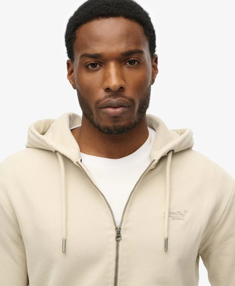 דגם לובש קפוצ'ון בז' מבית CHOZEN, צילום סטודיו לקולקציית אופנה מודרנית לגברים