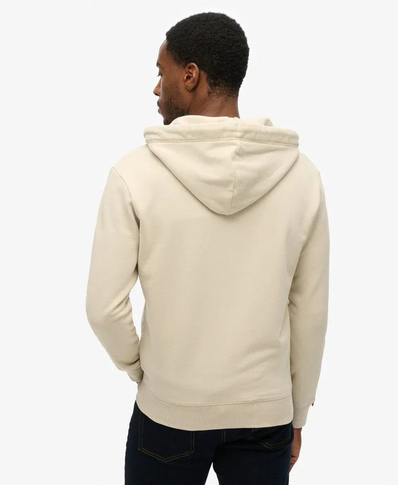 גבר לובש סווטשירט קפוצ'ון בז' מבית CHOZEN, צילום אחורי על רקע לבן