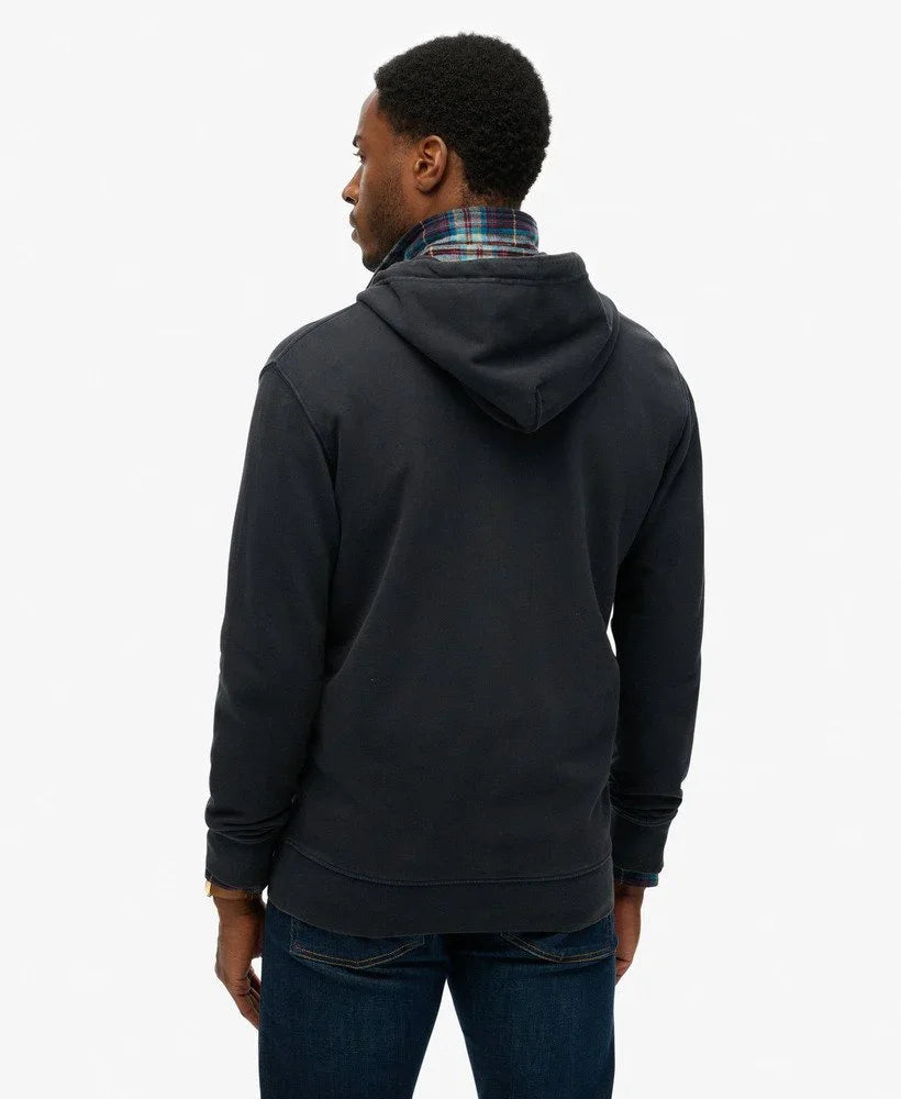 גבר עם סווטשירט כהה וקפוצ'ון, חולצת פלנל משובצת, אופנת גברים CHOZEN