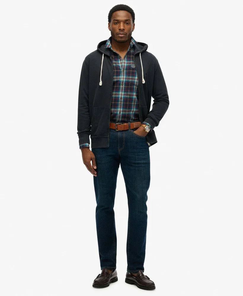 גבר לובש חולצה משובצת, קפוצ'ון כחול וג'ינס, אופנה עדכנית חנות CHOZEN