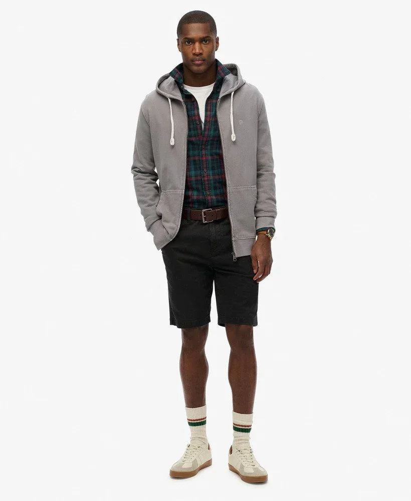 דוגמן לובש קפוצ'ון אפור, חולצה משובצת ומכנסיים קצרים שחורים, אופנת גברים CHOZEN