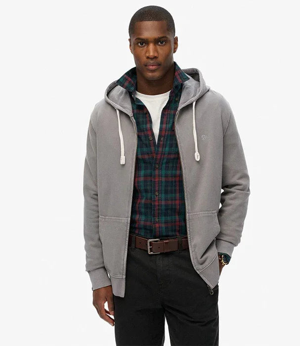 גבר לובש קפוצ׳ון אפור עם שרוכים, חולצה משובצת ומכנס כהה, אופנה לגבר CHOZEN מגמות 2024