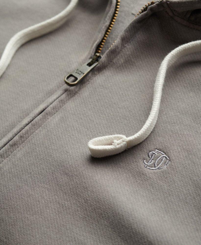 סווטשירט אפור עם רוכסן ולוגו רקום, מותג אופנה CHOZEN, חוט שרוך לבן בולט