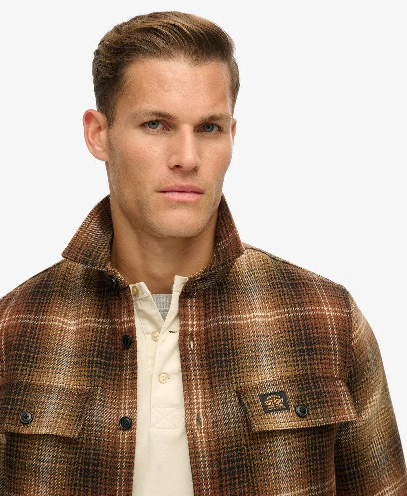 מודל גבר עם ז'קט משובץ חום-בז' Superdry, אופנת גברים CHOZEN