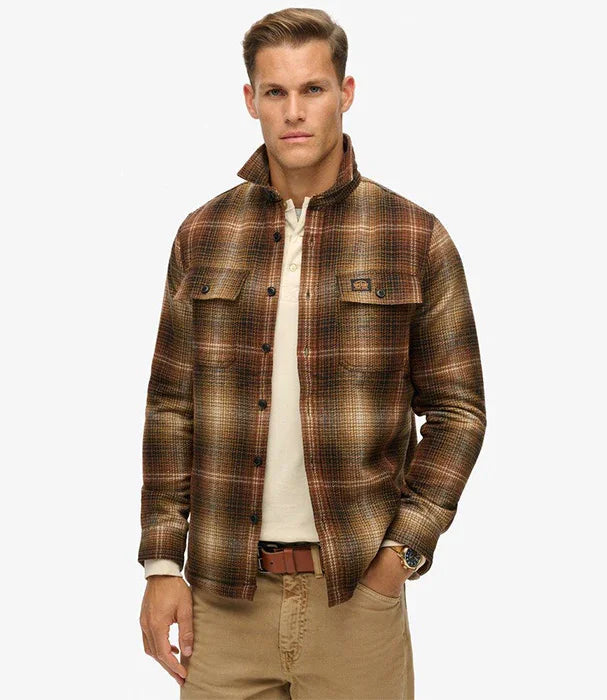 גבר לובש חולצה משובצת חומה מבית CHOZEN, אופנת גברים יוקרתית, צילום על רקע לבן