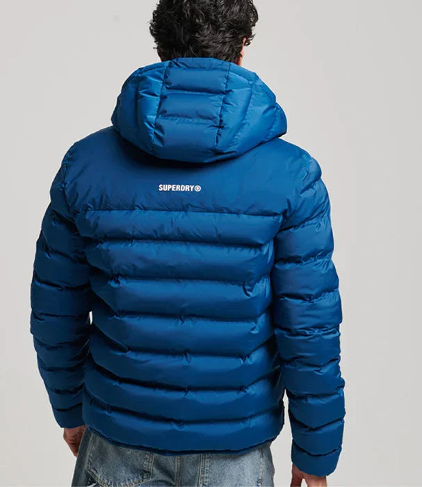 מעיל פוך כחול עם קפוצ'ון לגבר מבית SUPERDRY, צילום מאחור, אופנת חורף CHOZEN