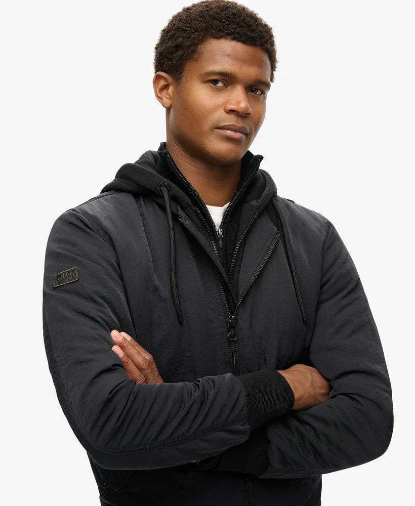 דוגמן לובש מעיל שחור עם קפוצ'ון, אופנה מודרנית באתר CHOZEN קבוצת אלפא