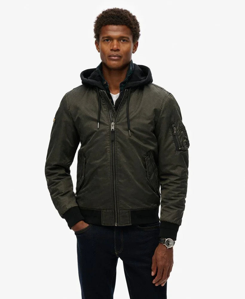 גבר לובש מעיל בומבר ירוק כהה עם קפוצ'ון, אופנה עדכנית לחורף מבית CHOZEN