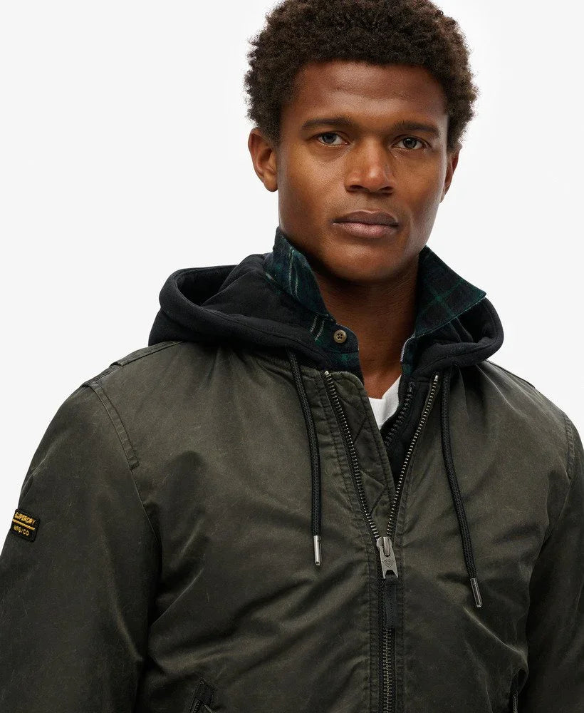 גבר לובש ג'קט ירוק עם קפוצ'ון שחור, אופנת גברים מבית CHOZEN מותגים מובילים