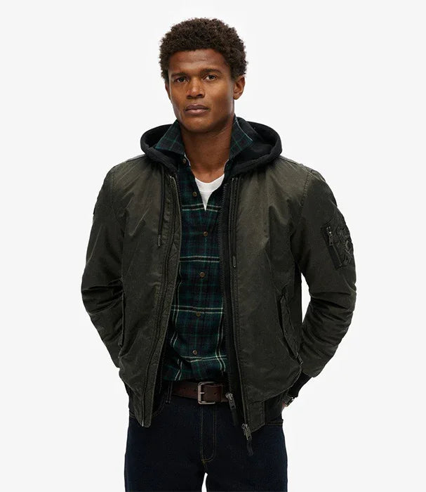 גבר עם מעיל טייס ירוק כהה וחולצת פלנל אופנתית, אופנת גברים CHOZEN