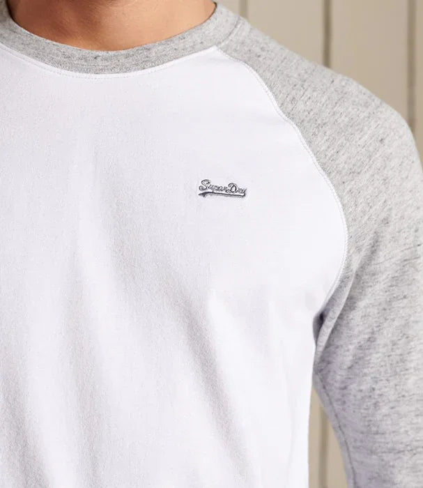 חולצת רגלן אפורה-לבנה לגבר עם לוגו Superdry, אופנת גברים מבית CHOZEN