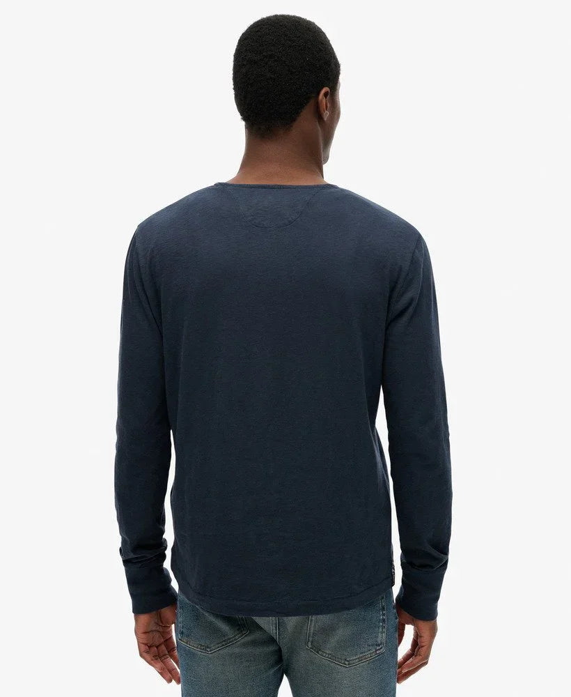 גבר לובש חולצת שרוולים ארוכים כחולה וג'ינס, צילום גב אופנתי, CHOZEN אופנת גברים