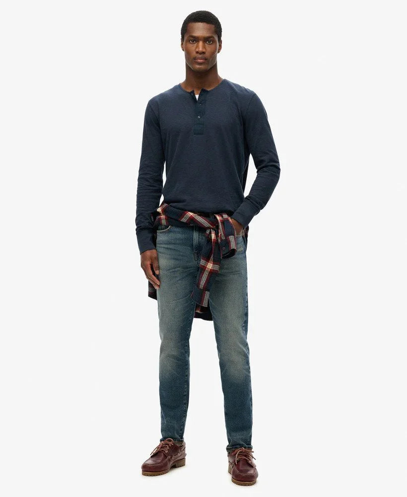 גבר לובש חולצת הנלי כחולה וג'ינס, חולצת פלאנל משובצת קשורה למותן, אופנה לגבר CHOZEN