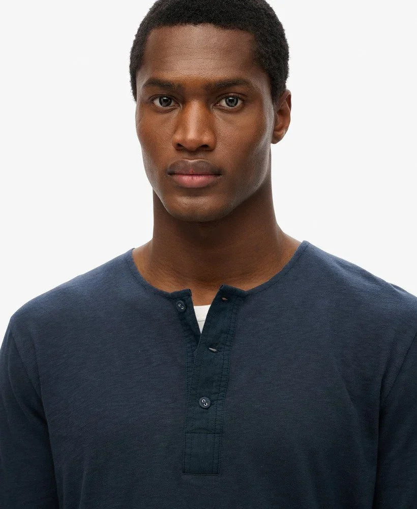 דגם גבר לובש חולצת כפתורים כחולה מבית CHOZEN, אופנה מודרנית מיבואן רשמי