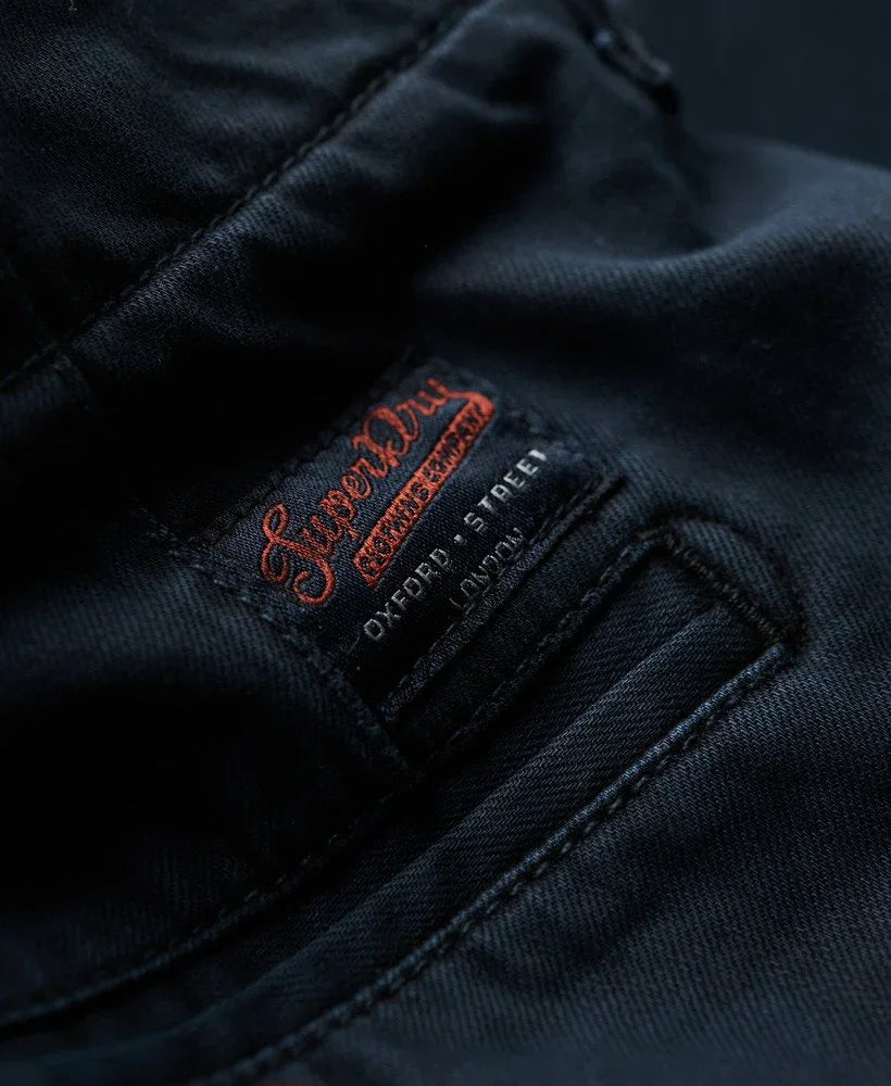 תג Superdry רקום על ג'ינס שחור, מבית מותג אופנה עולמי, CHOZEN קבוצת אלפא