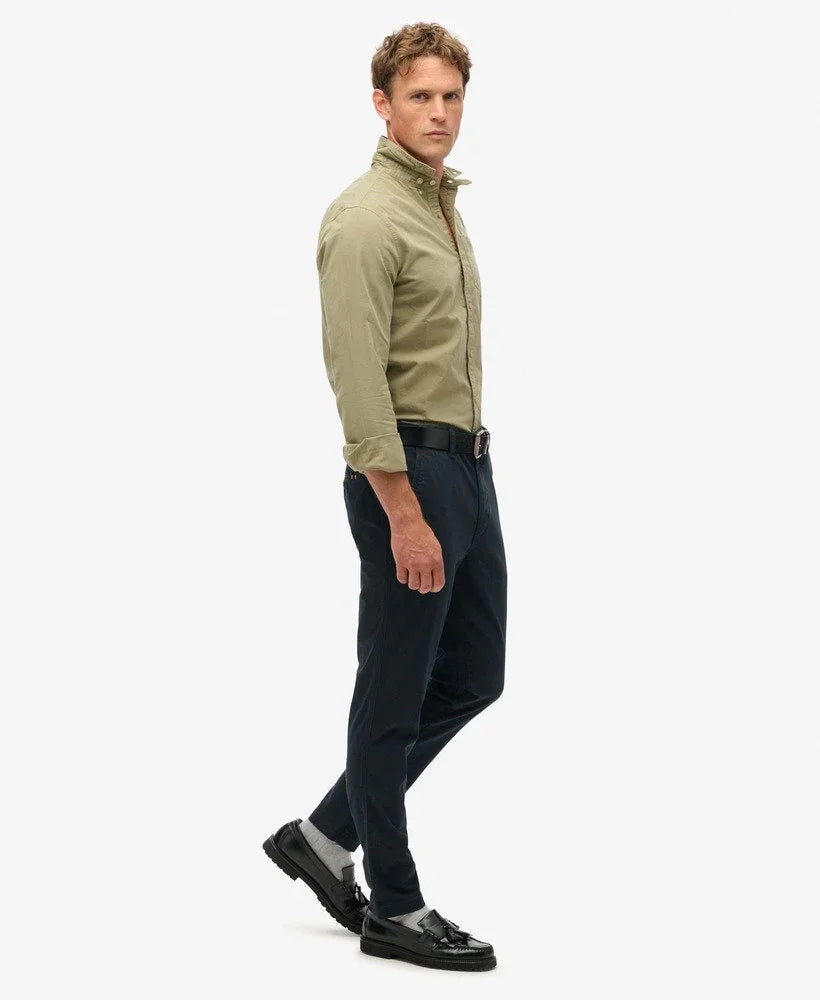 גבר עם חולצה ירוקה ומכנסיים כהים, אופנת גברים יוקרתית מאתר CHOZEN