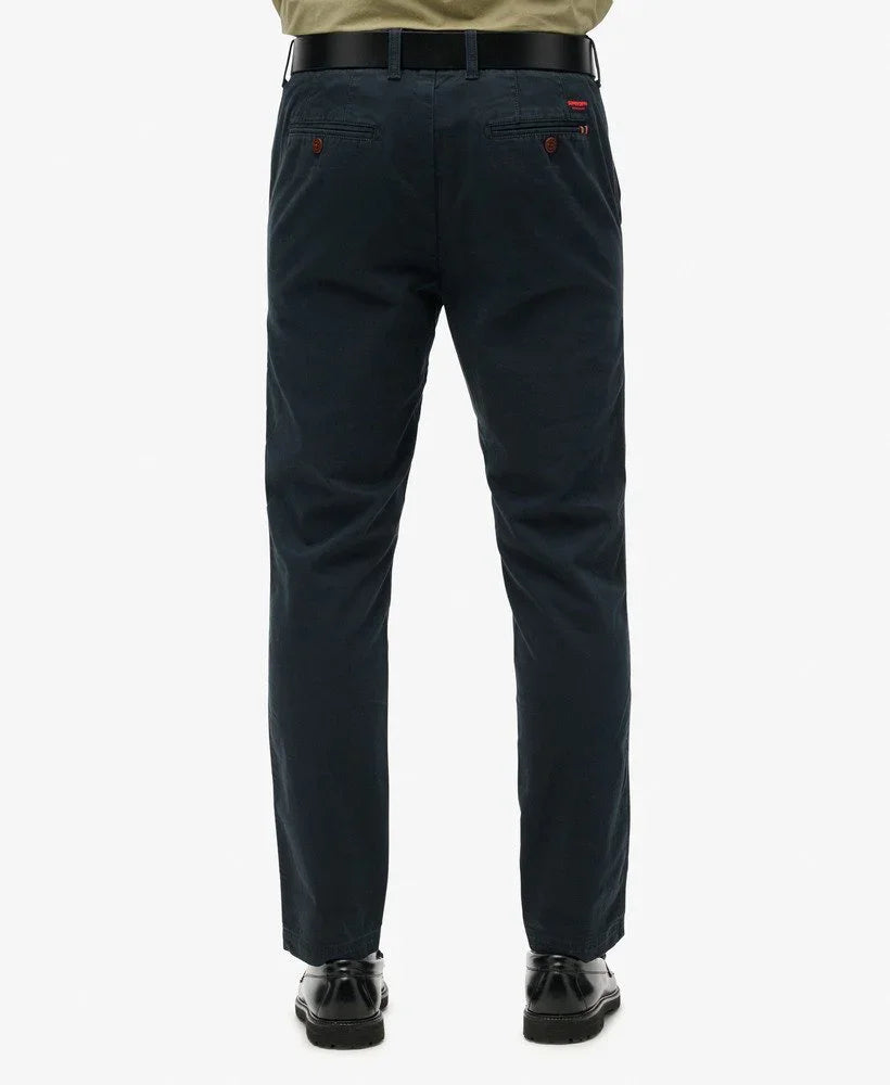 מכנסיים בצבע כחול כהה לגבר עם חגורה שחורה, מבט מאחור, CHOZEN מותגים מובילים