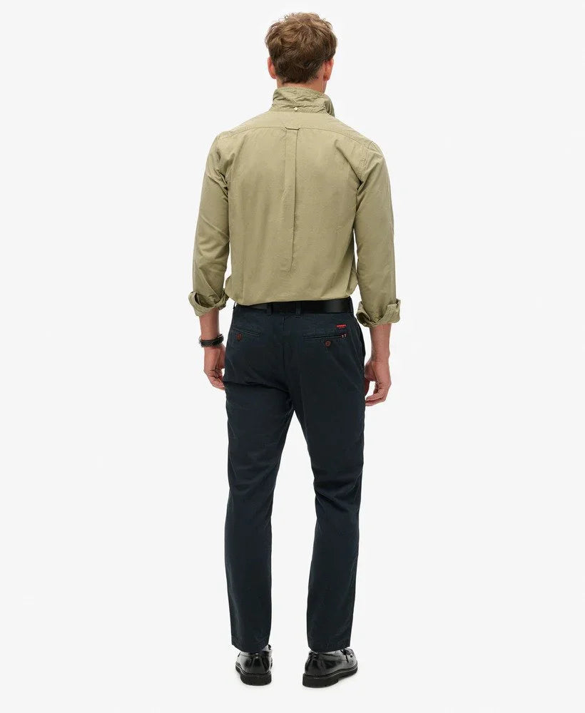 גבר עם חולצה ירוקה ומכנסיים כהים, אופנת גברים CHOZEN, צילום מאחור, קבוצת אלפא