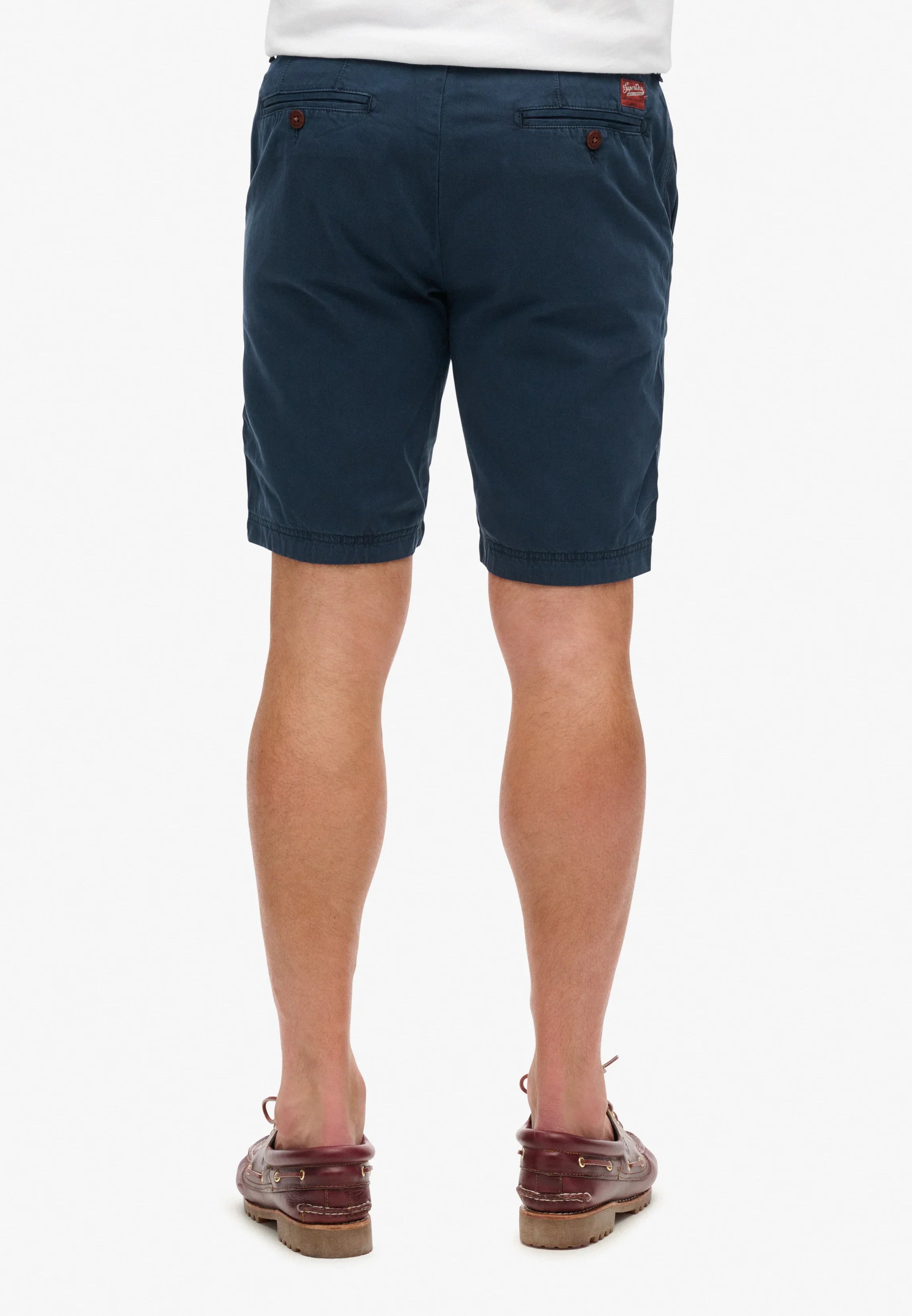 מכנסי ברמודה לגבר בצבע כחול כהה עם כפתורים אחוריים, אופנת CHOZEN