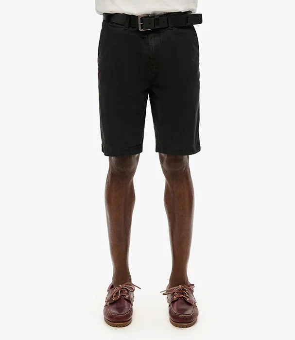 מכנסי גבר קצרים בצבע שחור עם חגורה, נעלי עור, אופנה CHOZEN