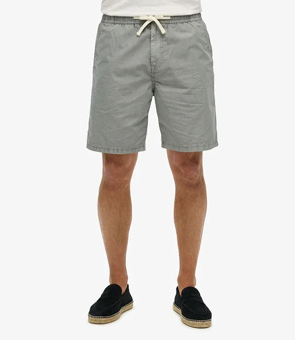 גבר לובש מכנסיים קצרים אפורים עם שרוך, אופנה יומיומית באתר CHOZEN