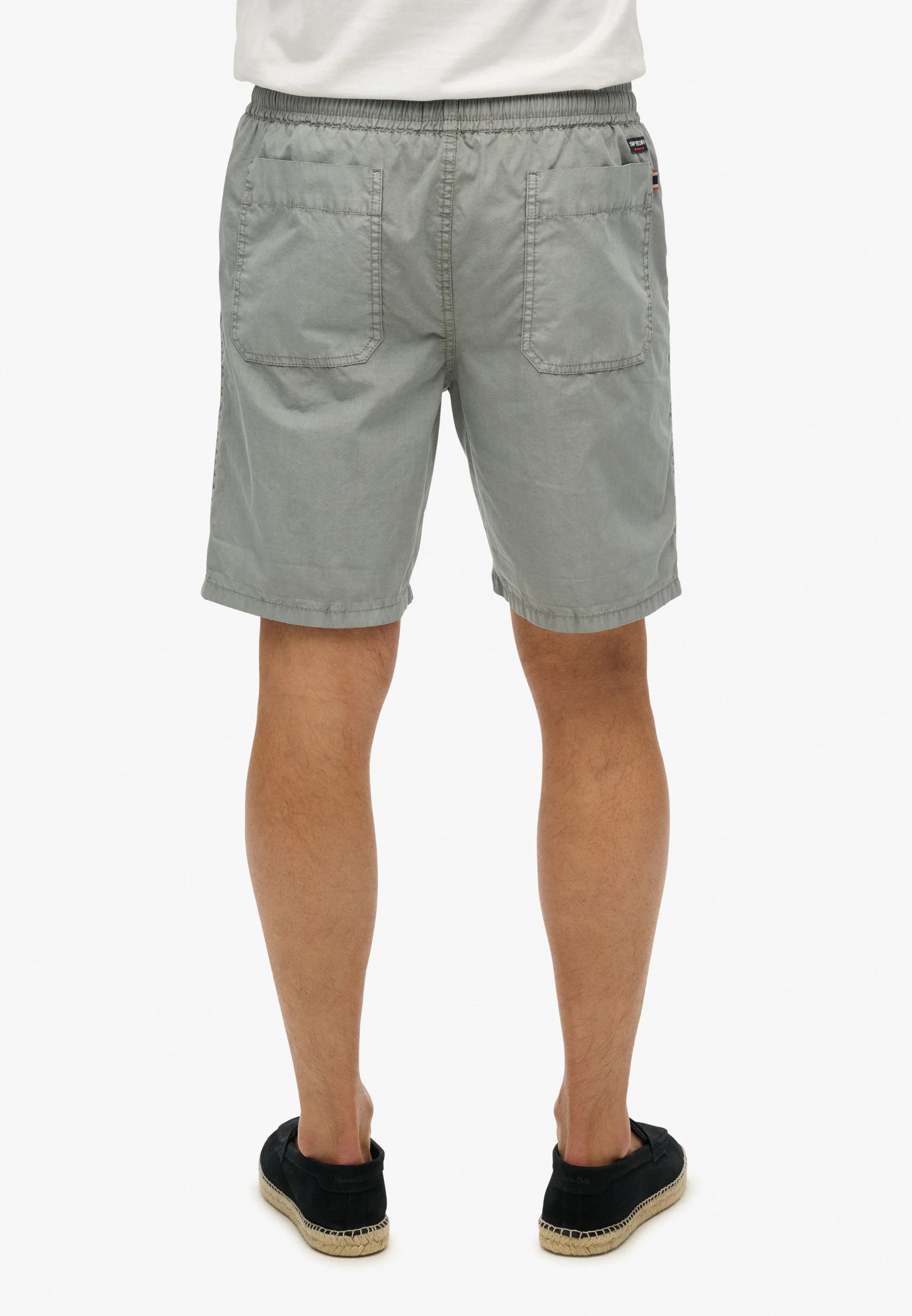 מכנסיים קצרים אפורים לגבר עם כיסים אחוריים, אופנה CHOZEN, צילום מאחור
