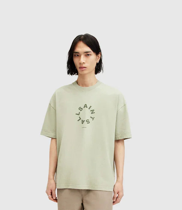 גבר לובש חולצת טי בהירה עם הדפס עגול SAINT, אופנה טרנדית CHOZEN