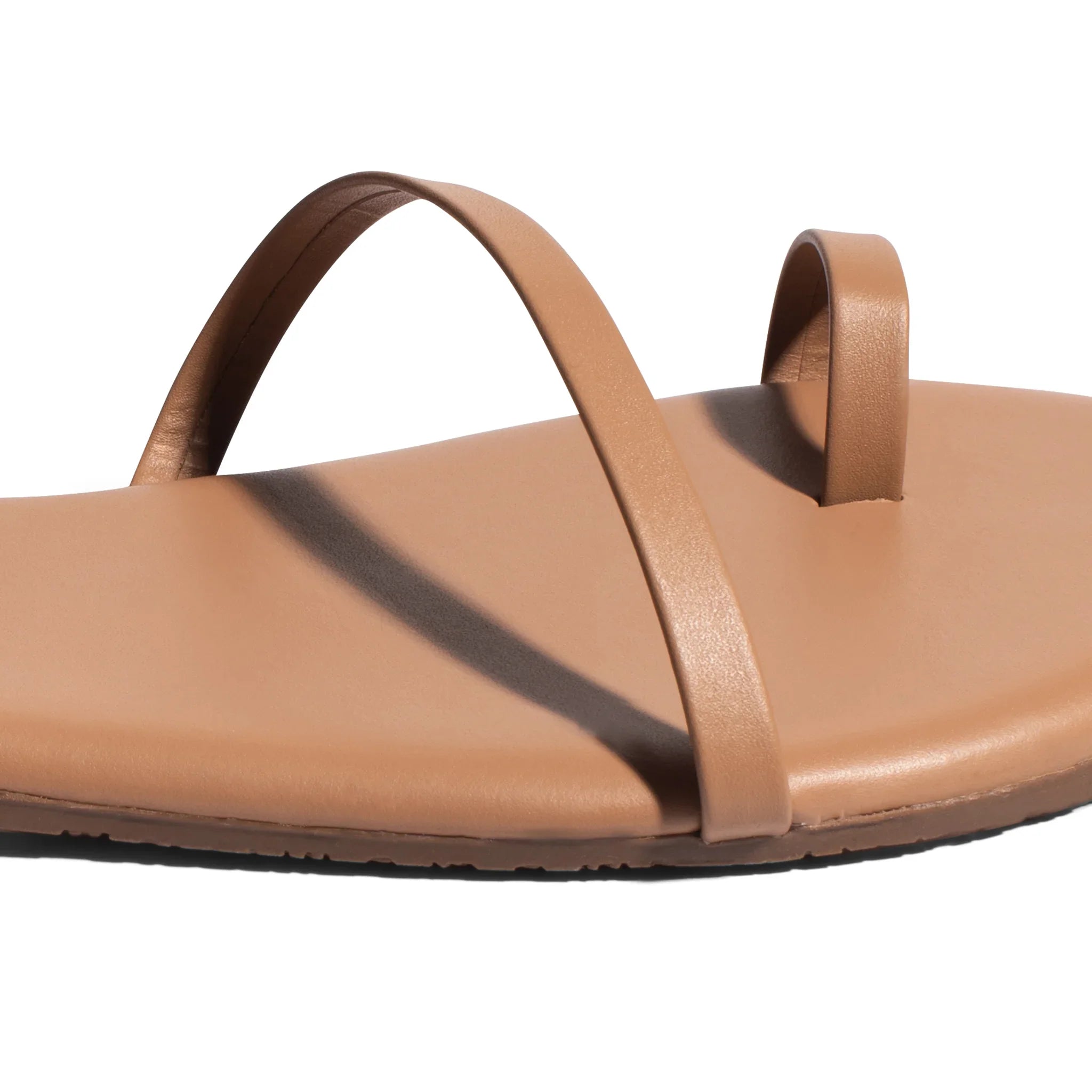 סנדל נשים שטוח בצבע חום בהיר בעיצוב מינימליסטי מבית CHOZEN