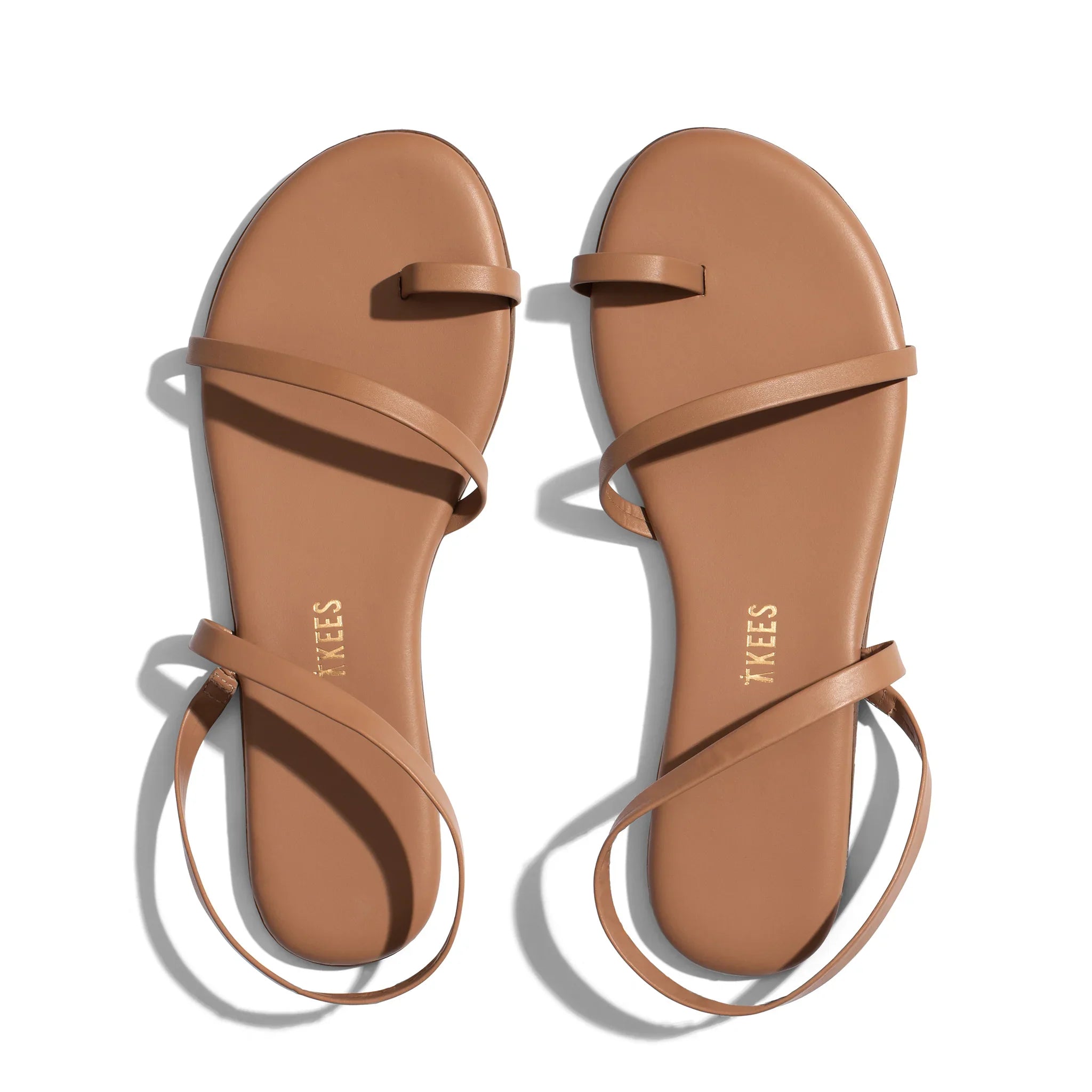 סנדלים שטוחים בצבע חום עם רצועות דקות, עיצוב קלאסי מבית CHOZEN