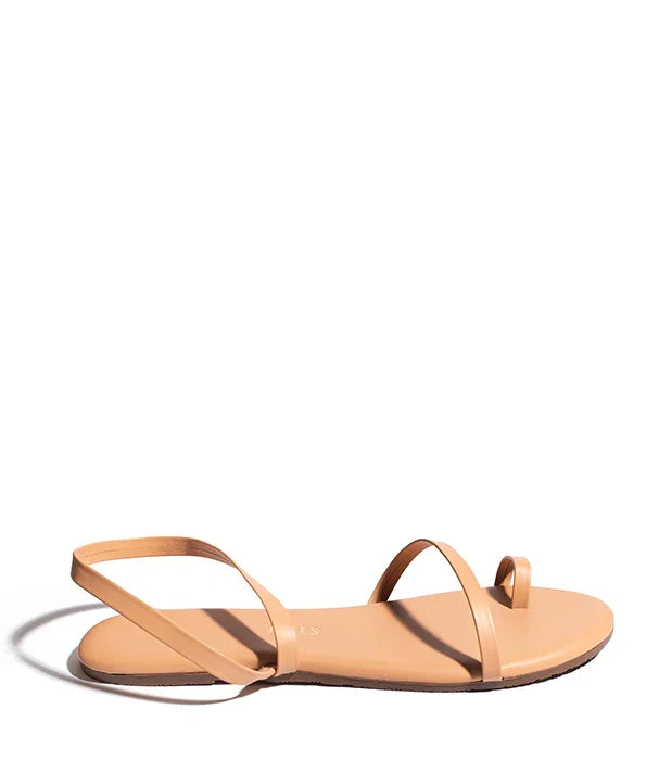 סנדל עור שטוח חום בהיר, סגנון מינימליסטי, מוצג על רקע לבן, CHOZEN מותגים מובילים