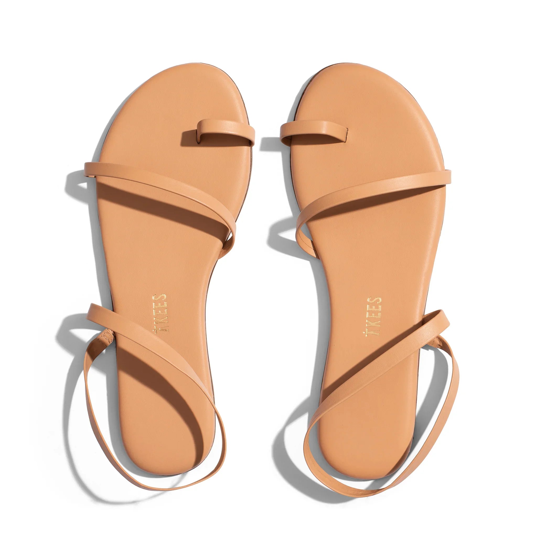 סנדלי רצועות שטוחות בצבע בז' לנשים, מותג CHOZEN, צילום על רקע לבן