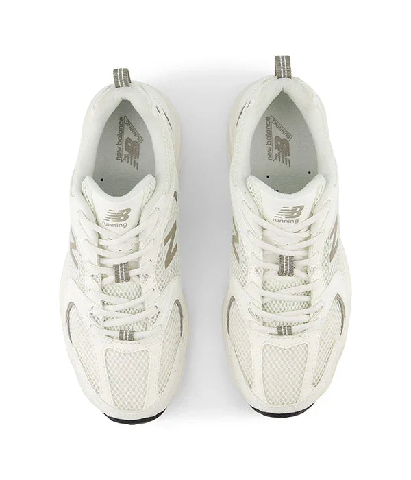 נעלי ספורט ריצה לבנות בעיצוב מודרני, מבט עליוני, לוגו NB על הלשונית