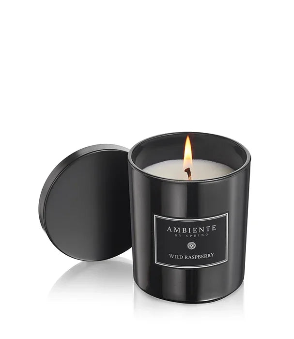 נר שחור דלוק בניחוח פטל של מותג AMBIENTE, צילום מוצר רשמי של CHOZEN