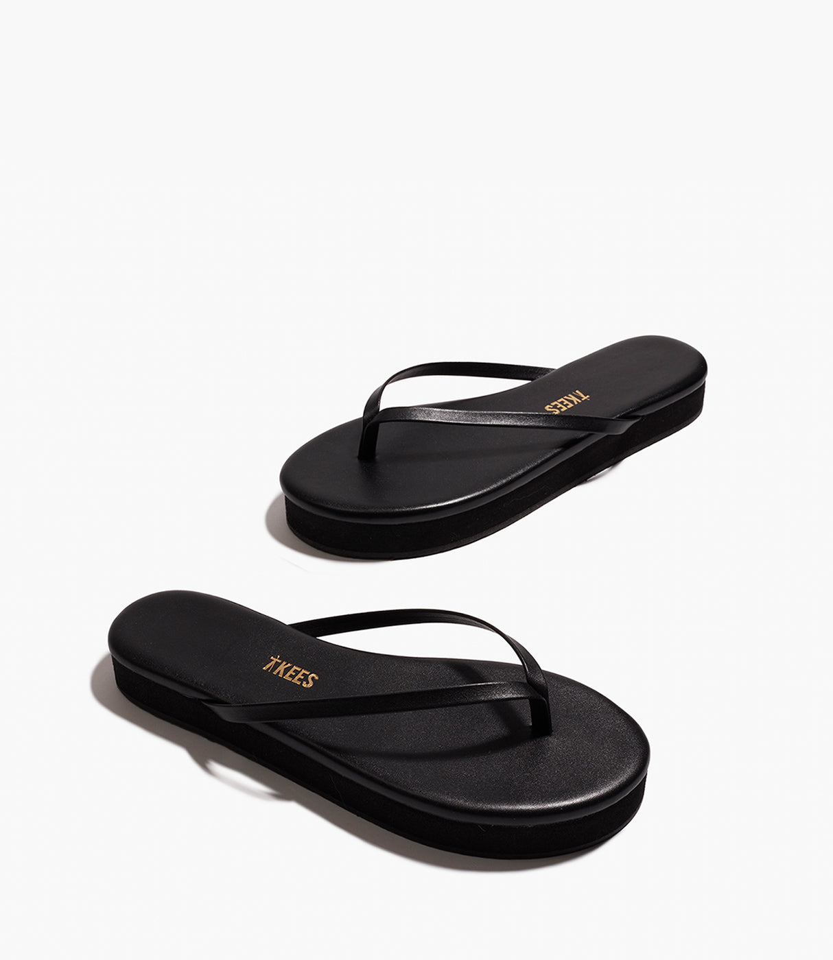 כפכפי אצבע שחורים עם רצועות דקות וסוליה עבה, מתאימים לנשים