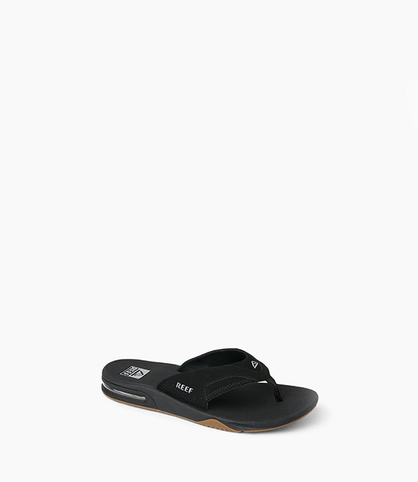 כפכף אצבע שחור לגברים על רקע לבן, סוליה שטוחה ועיצוב ספורטיבי