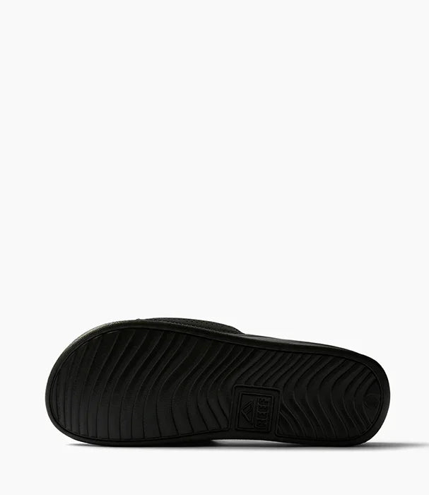 סוליית כפכף שחור עם חריצים ומותג REEF, צילום מוצר לחנות CHOZEN