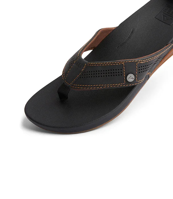 כפכף גברים שחור עם תפרים חומים של מותג מוביל, נמכר ב-CHOZEN