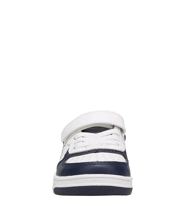 נעל סניקרס ילדים בצבע לבן וכחול כהה CHOZEN, חזית הנעל, מותגים מובילים מבית אלפא