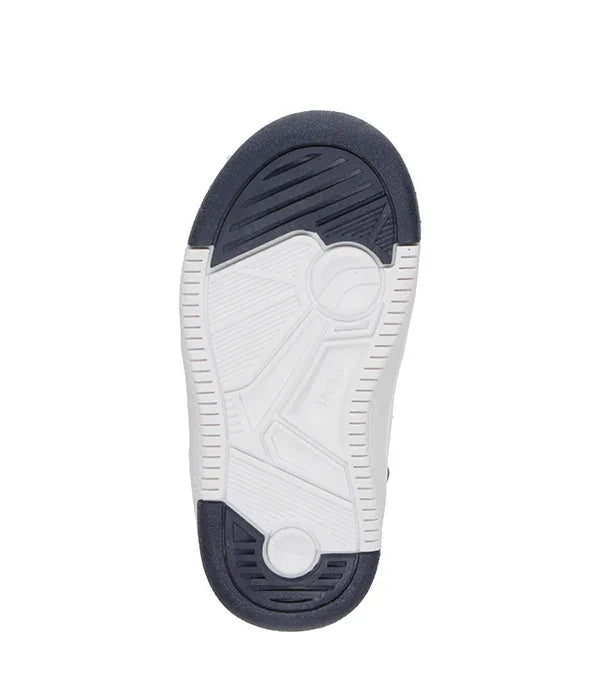 סוליית נעל ספורט לגברים בצבע לבן עם קצוות שחורים, עיצוב מודרני מבית CHOZEN