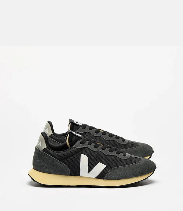 נעלי סניקרס Veja שחורות עם סוליה בז׳, מותג מוביל מבית CHOZEN