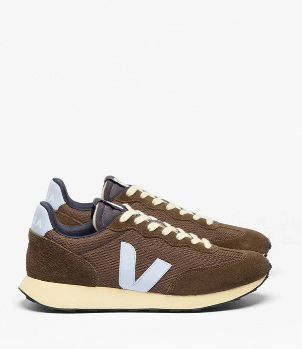 סניקרס חומות Veja לגברים, לוגו צד ולשרוכים בהירים, מבית CHOZEN קבוצת אלפא