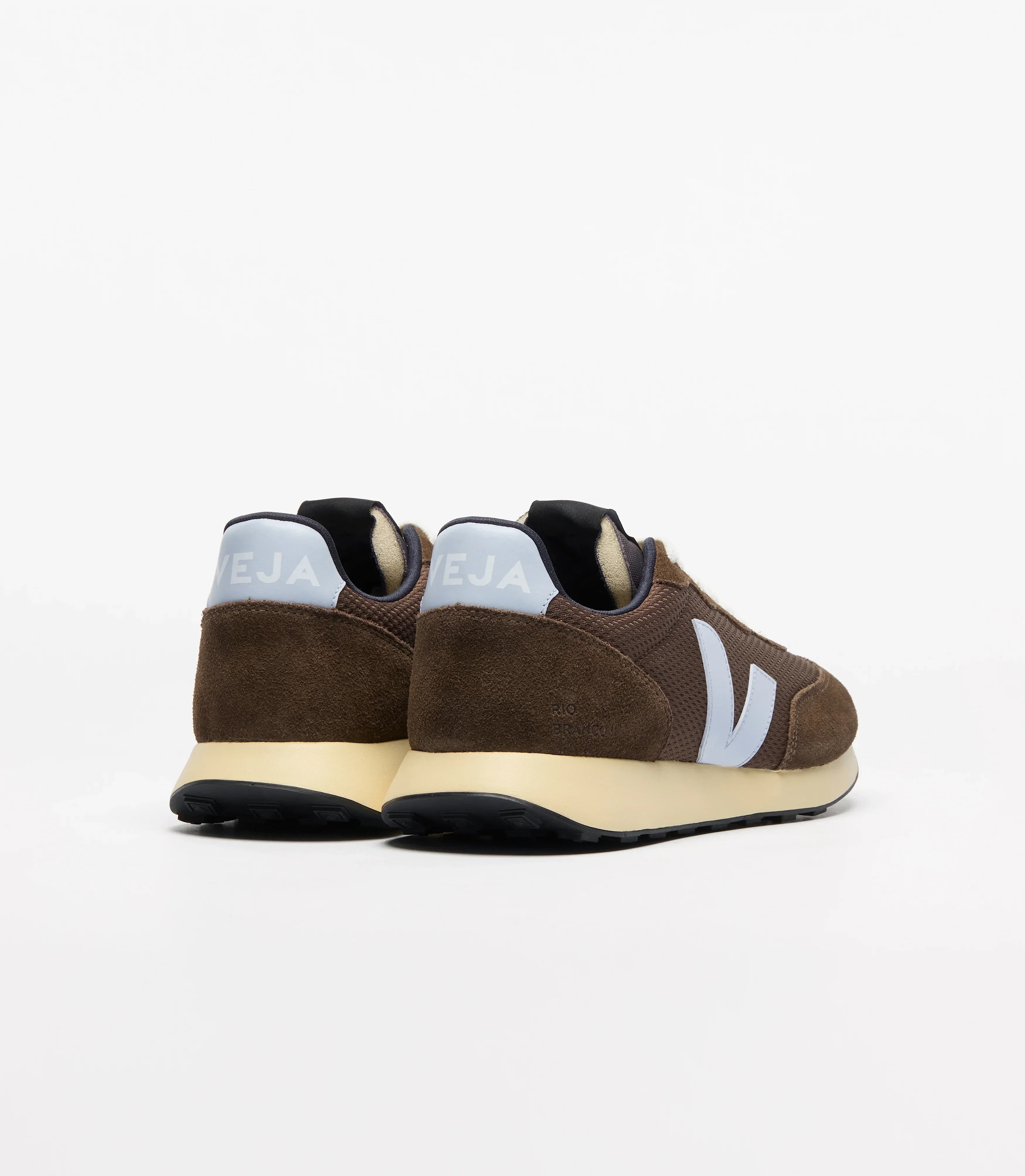 נעלי VEJA חומות עם סוליה בהירה ולוגו לבן, צילום אחורי, קולקציית CHOZEN מותגים מובילים