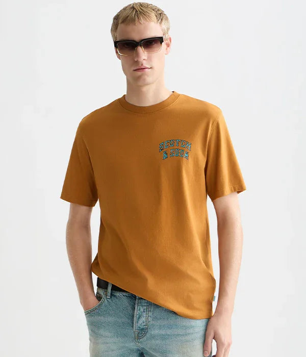 גבר עם חולצת טי חומה ובשמשיים, מותג Scotch & Soda, צילום אופנה CHOZEN