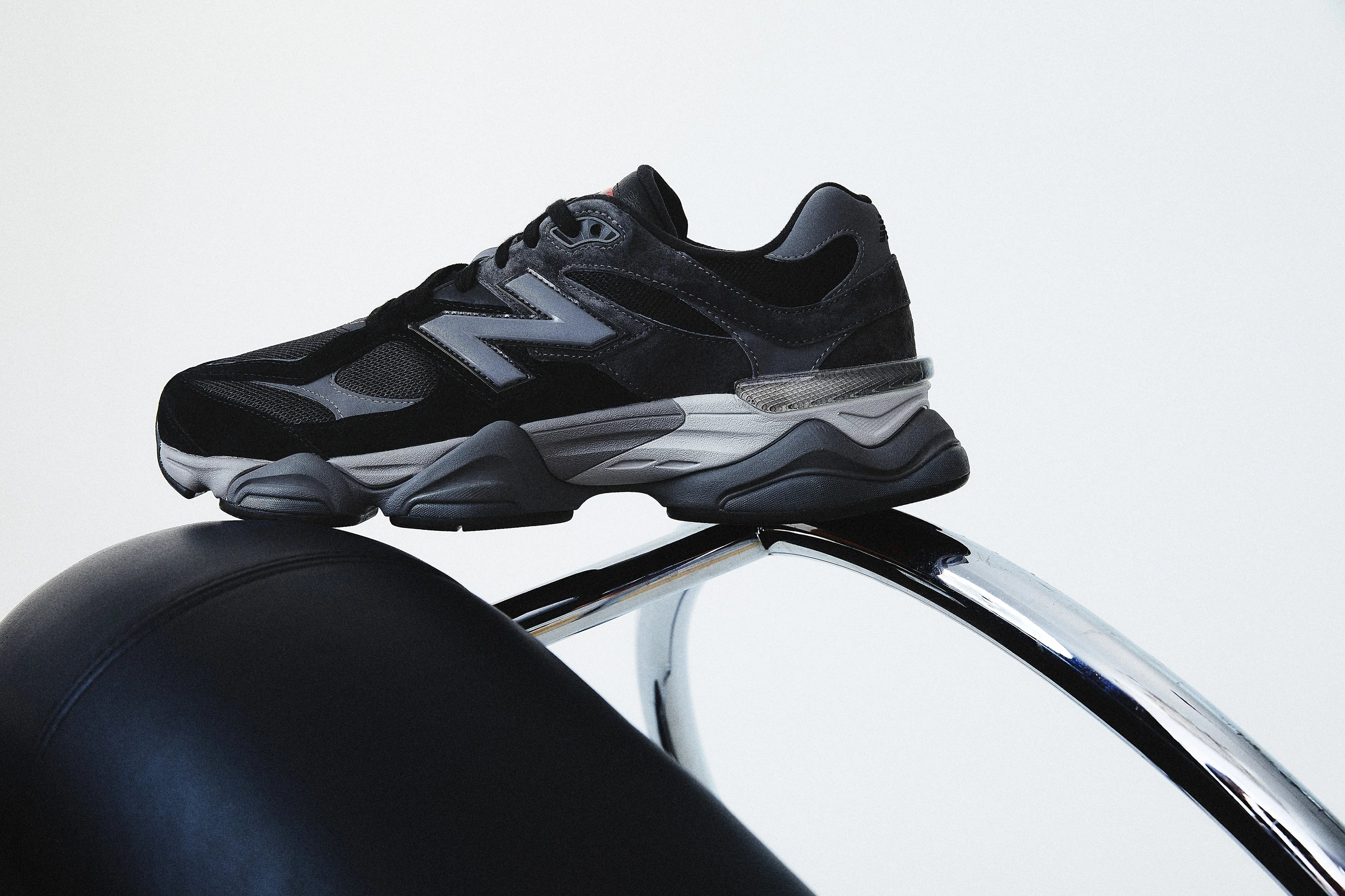 סניקרס ניו באלאנס שחור-אפור מדגם U9060BLK על רקע מינימליסטי, בלעדי ל-CHOZEN